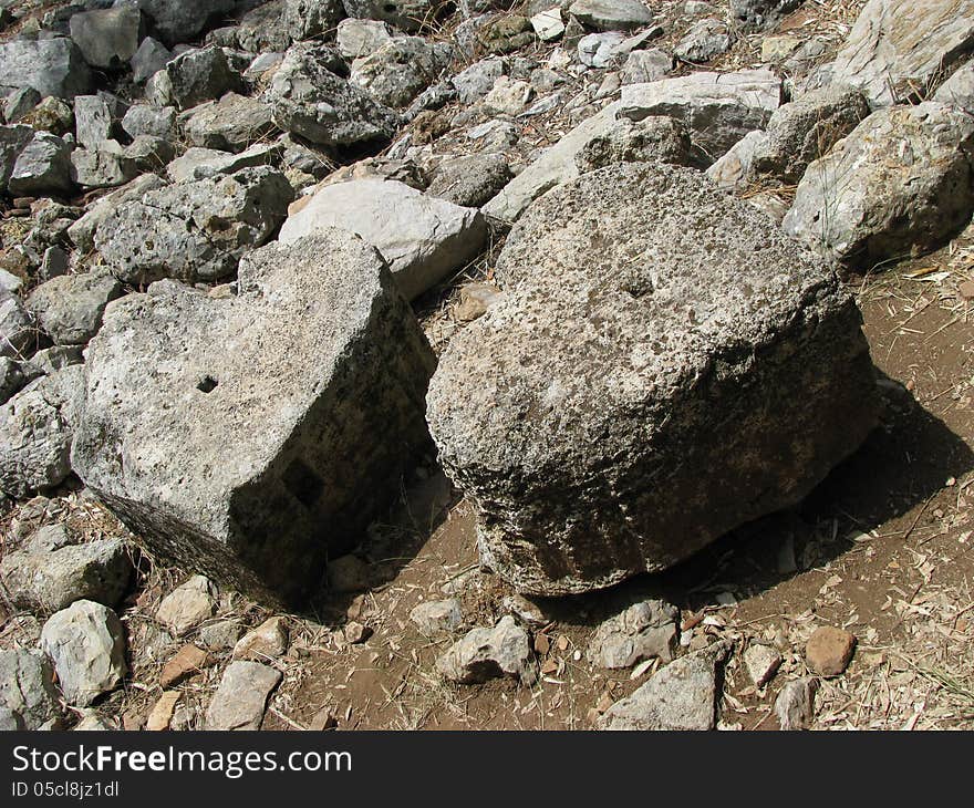 There is a legend saying that one of these stone hearts belongs to the famous Cleopatra and the second one to one of her lovers. The one who wants to find his love should touch these stone hearts.