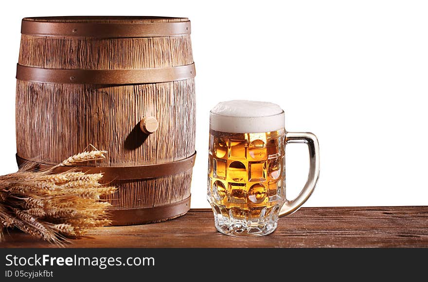 Beer glasses with a wooden barrel.