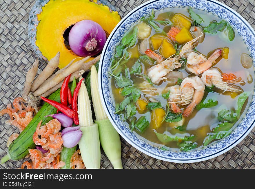 Spicy mixed vegetable soup &x28;Kaeng Liang&x29