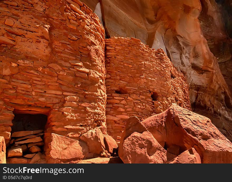 Sinagua Cliff Dwelling at the Palatki Heritage Site, Sedona, Arizona.The cliff dwelling was built by the Sinaqua Indians about 1150 and was mysteriously abandoned at about 1300