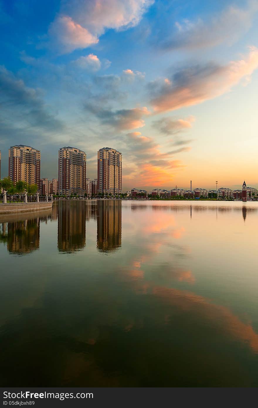 Daqing City, Heilongjiang Province, China.The lake glow clouds.