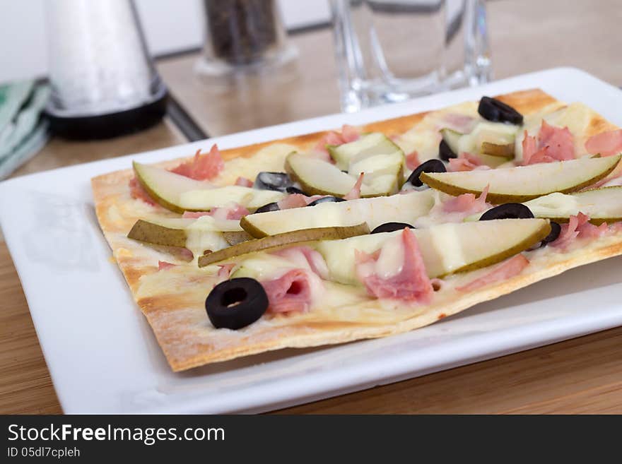 Pear and ham pizza