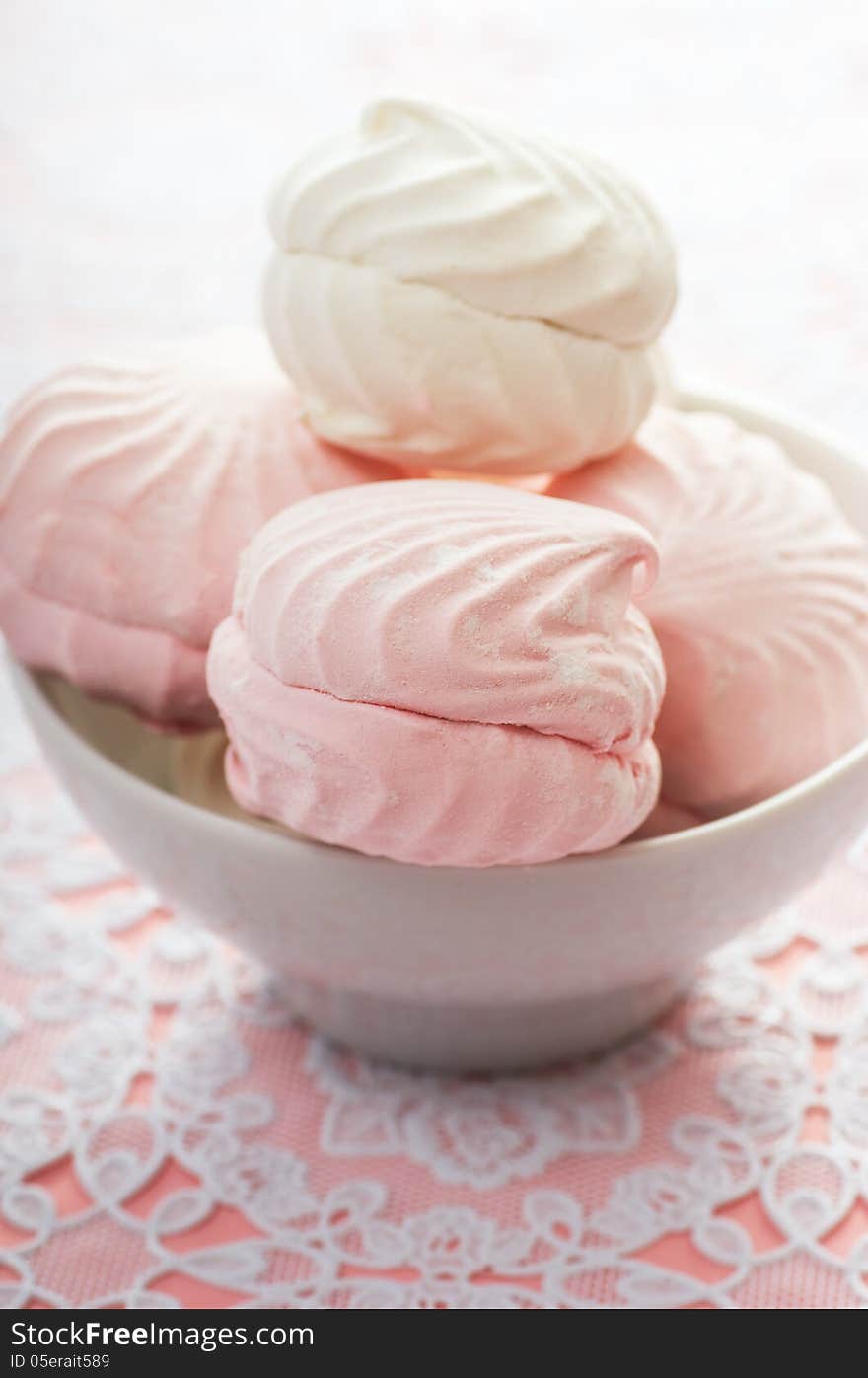 White and pink marshmallows in the bowl on the table