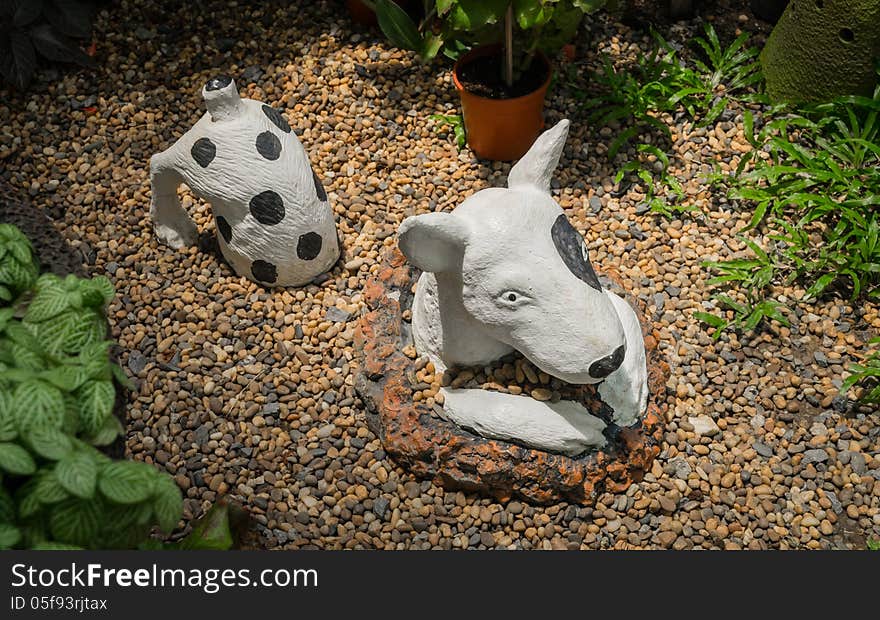 Plaster dog in the garden