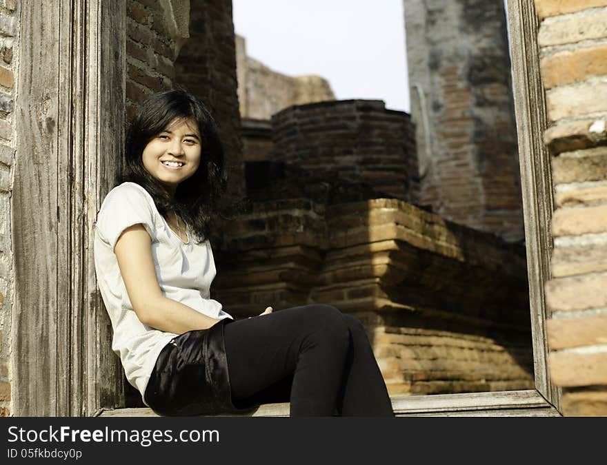 Beautiful young girl at Wat Maheyong Temple. Ayutthaya - Thailan