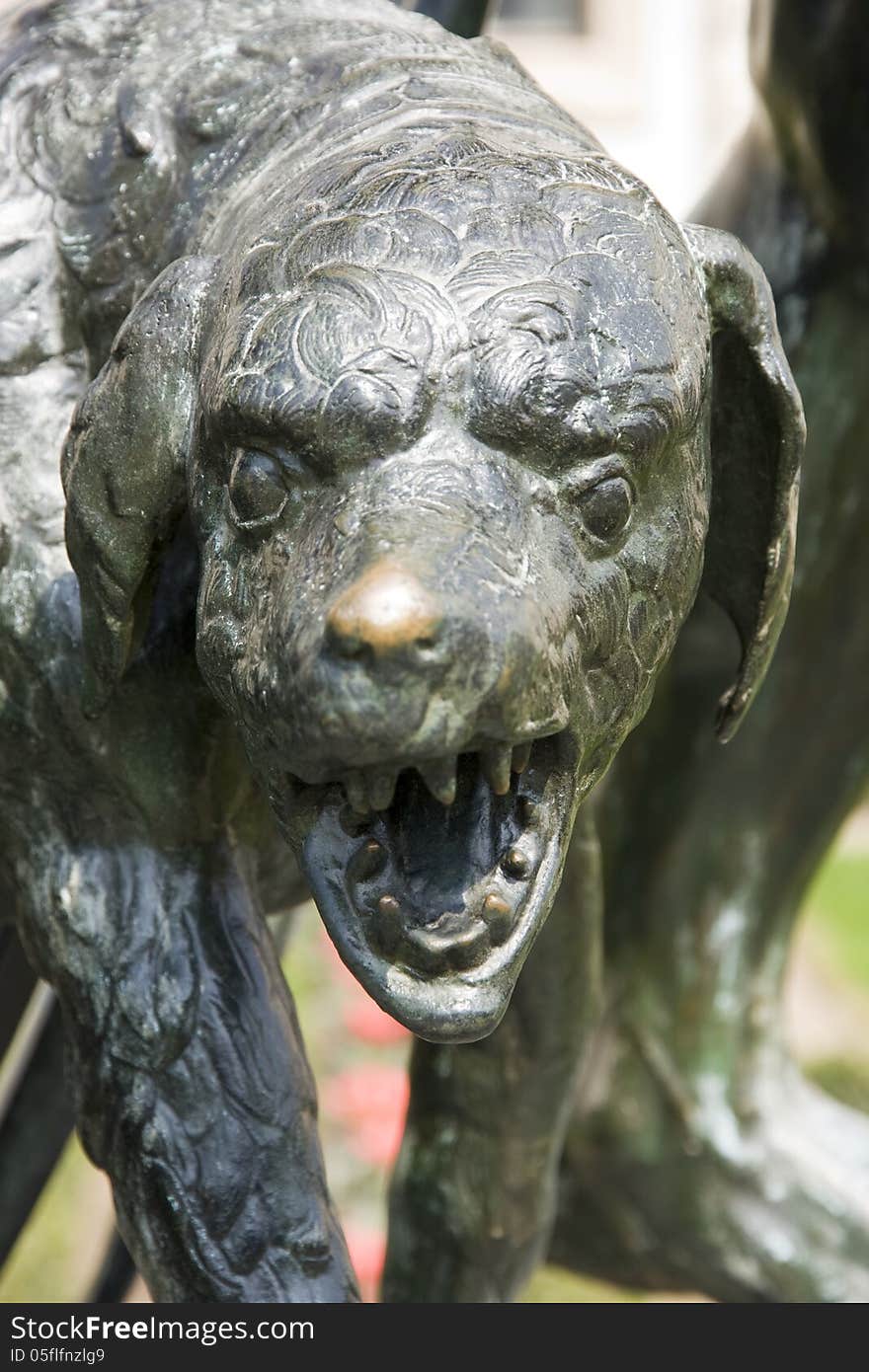 Statue of a dog's head with bared teeth