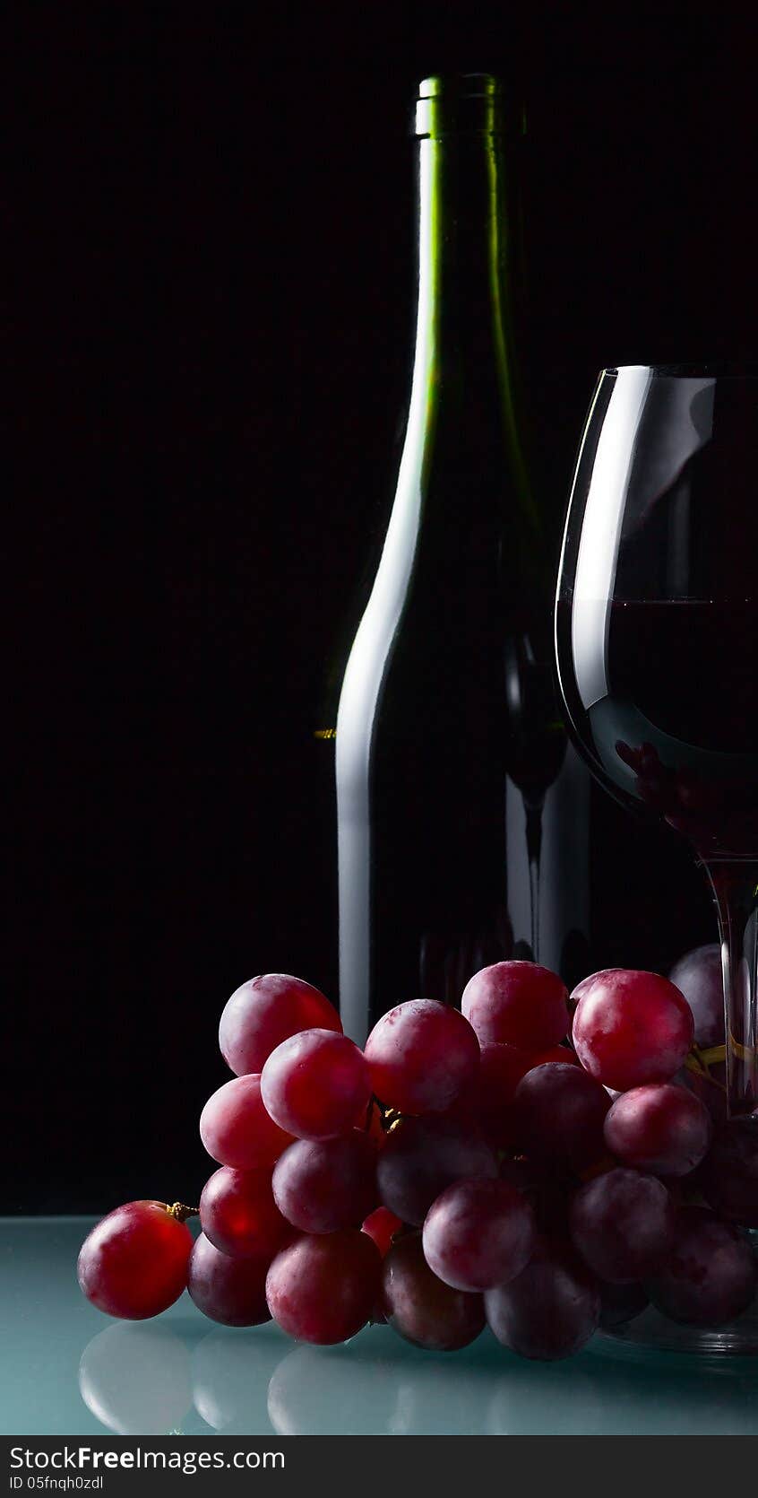 Grape and glass with red wine