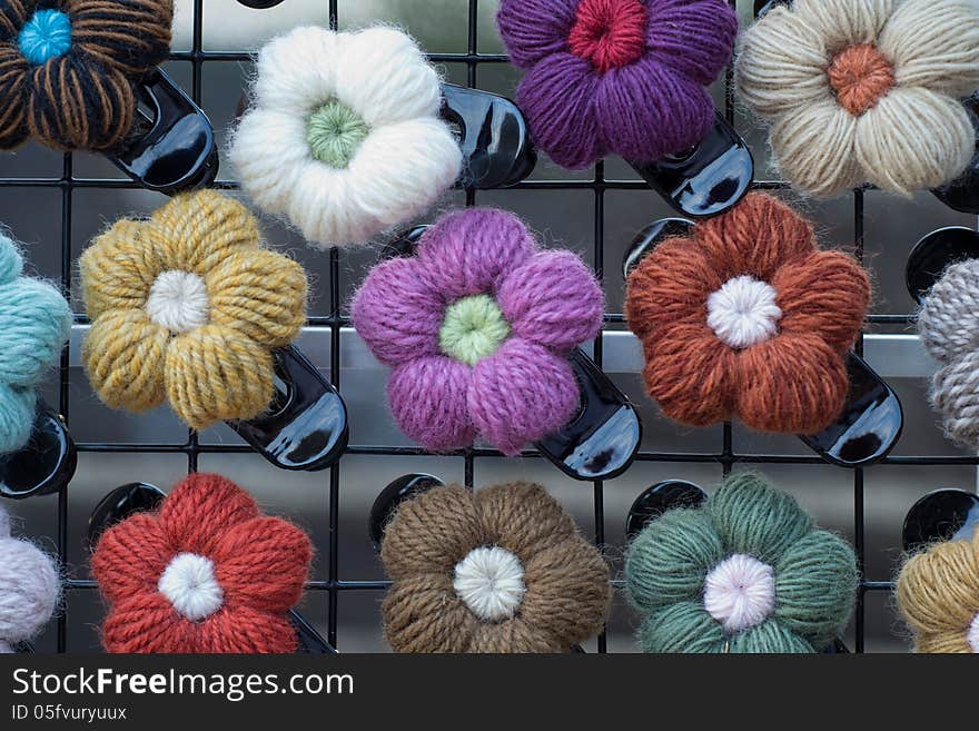 Pin flowers made from a yarn