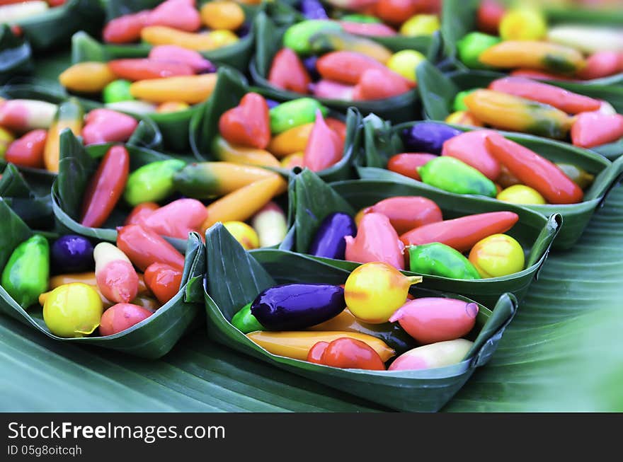 Bake candy colors on a banana leaf