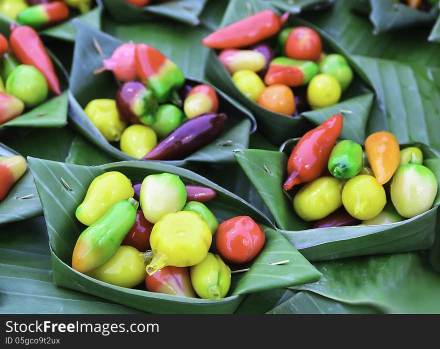 Bake candy on banana leaves