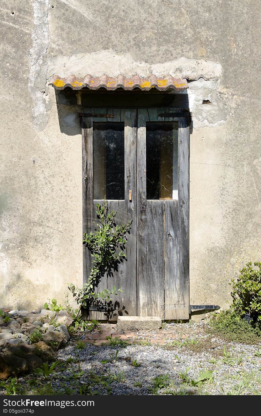 Wooden door of an old farm, entrance abandoned. Wooden door of an old farm, entrance abandoned.