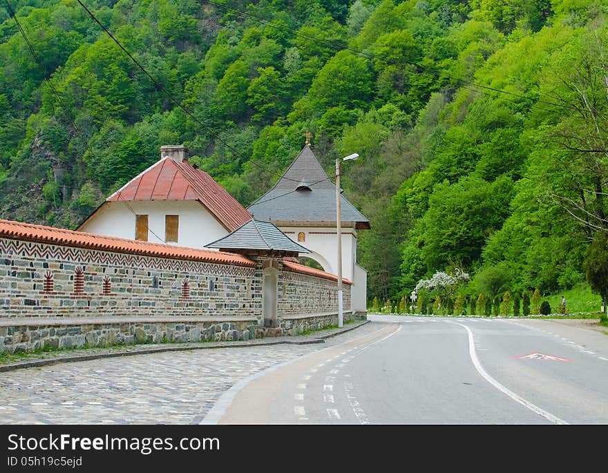 The street near the Lainici Monastery