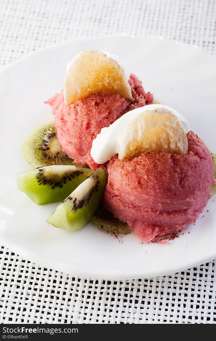 Mixed ice cream with kiwi