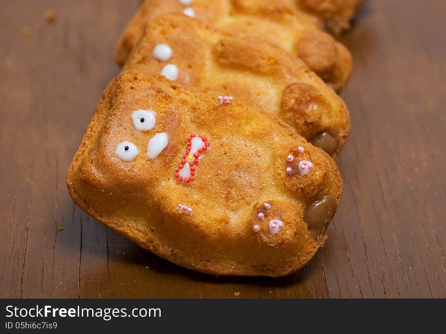 Cupcakes in the shape of teddy bears are on the table