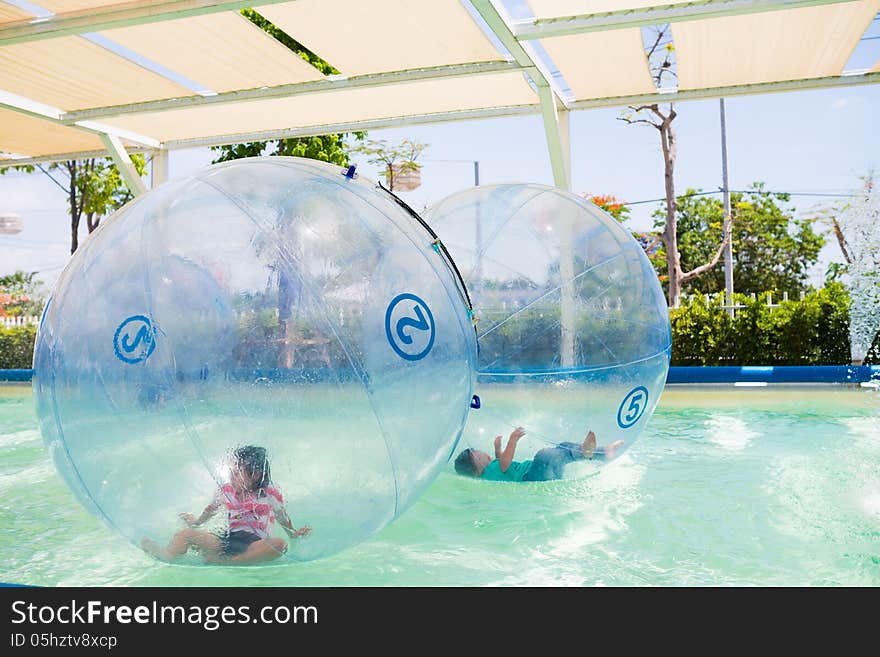 Swimming pool floating ball for children