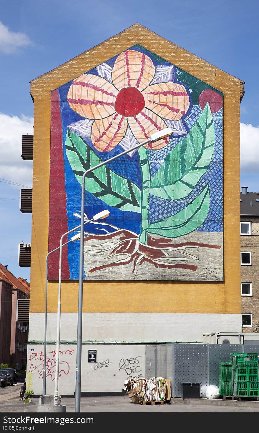 This is a cool mural of a flower in nice summer like colours. It can be found in the citys Østerbro quarter. This is a cool mural of a flower in nice summer like colours. It can be found in the citys Østerbro quarter.