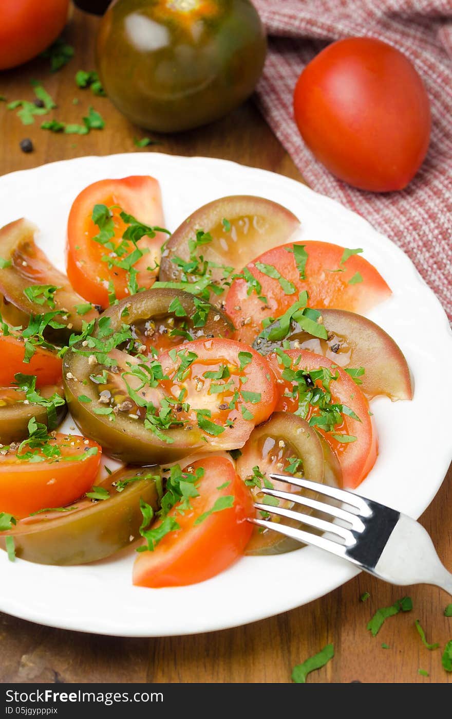 Salad of two varieties of tomatoes with fresh parsley