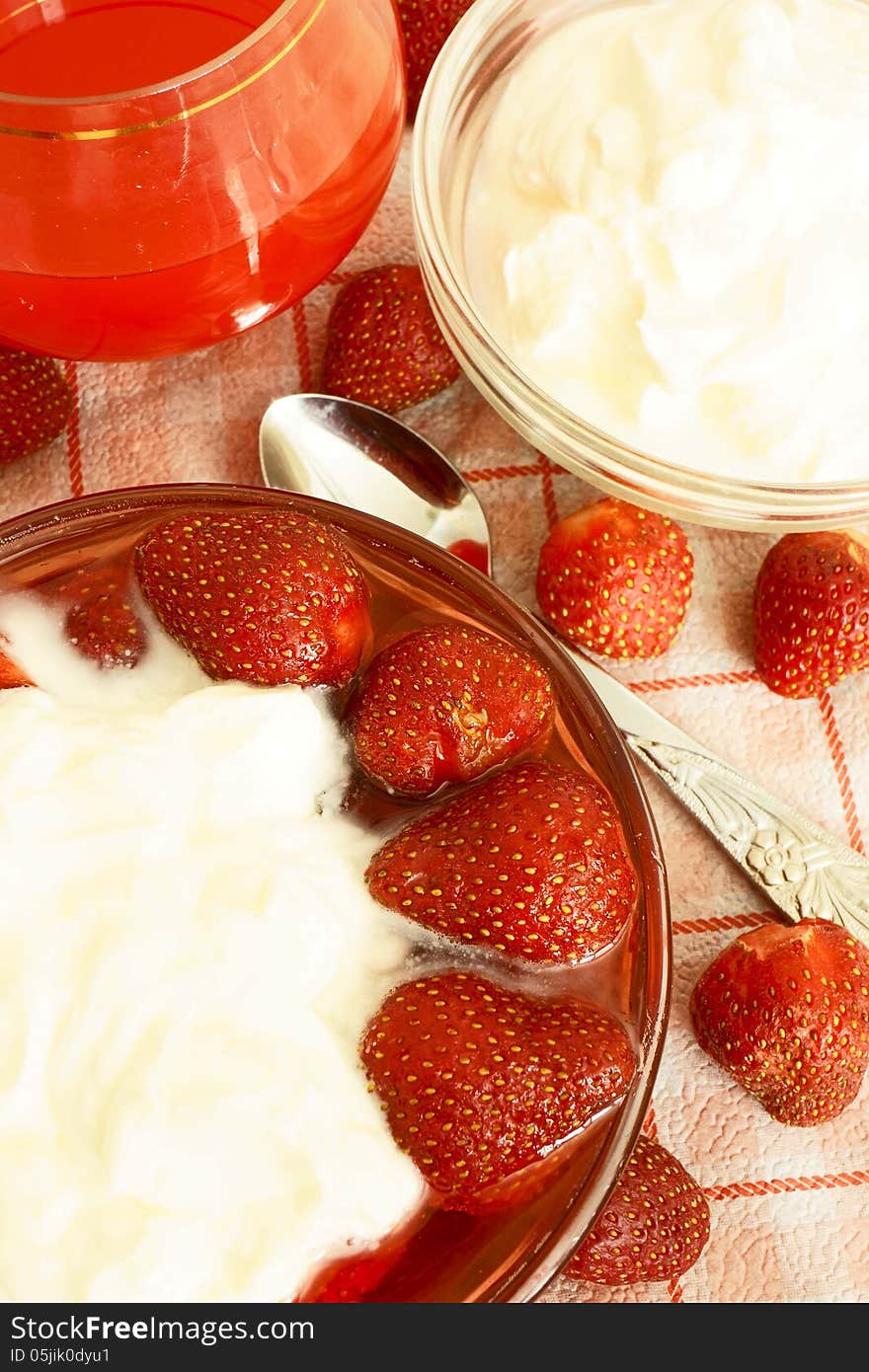 Strawberries in syrup with cream