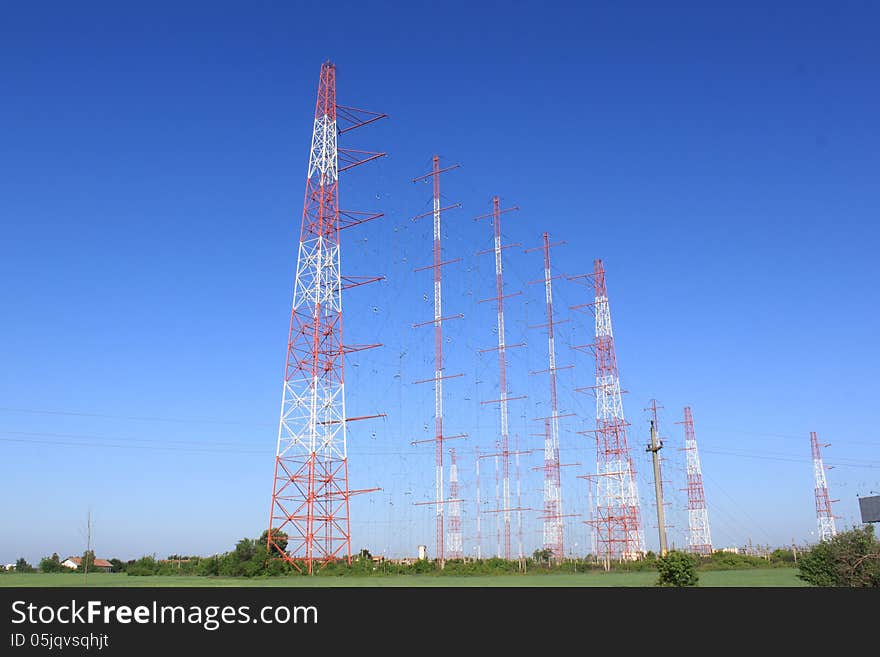 A large number of jamming antennas in a field