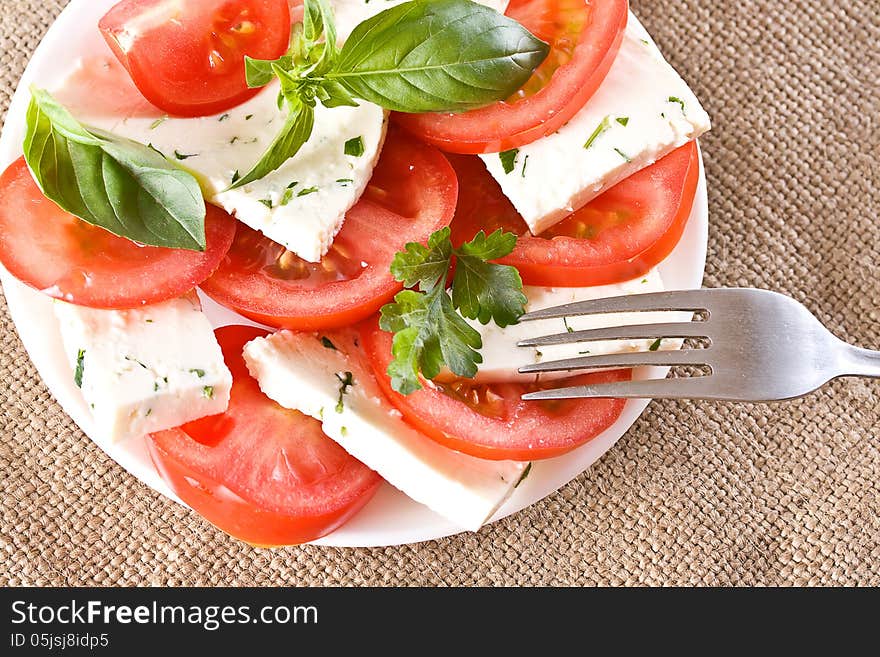 Salad with tomatoes and cheese