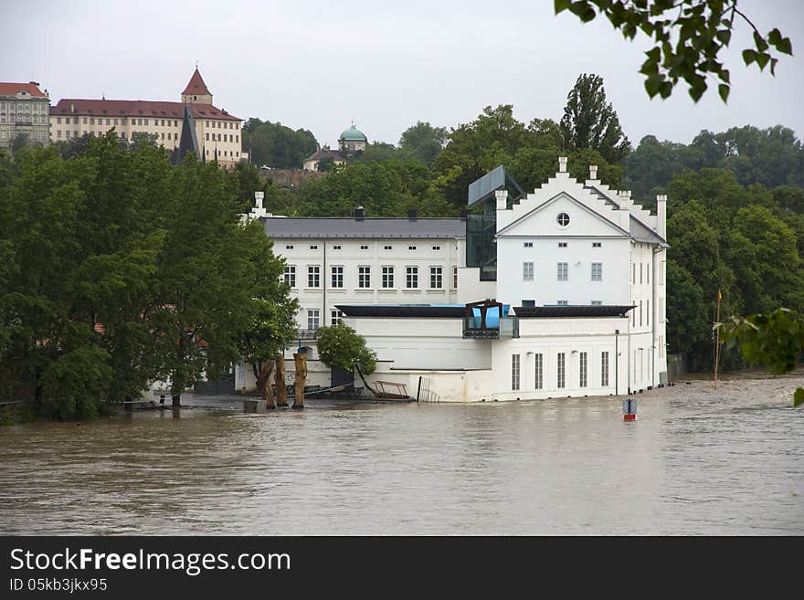 White house flooded with water from the swollen river