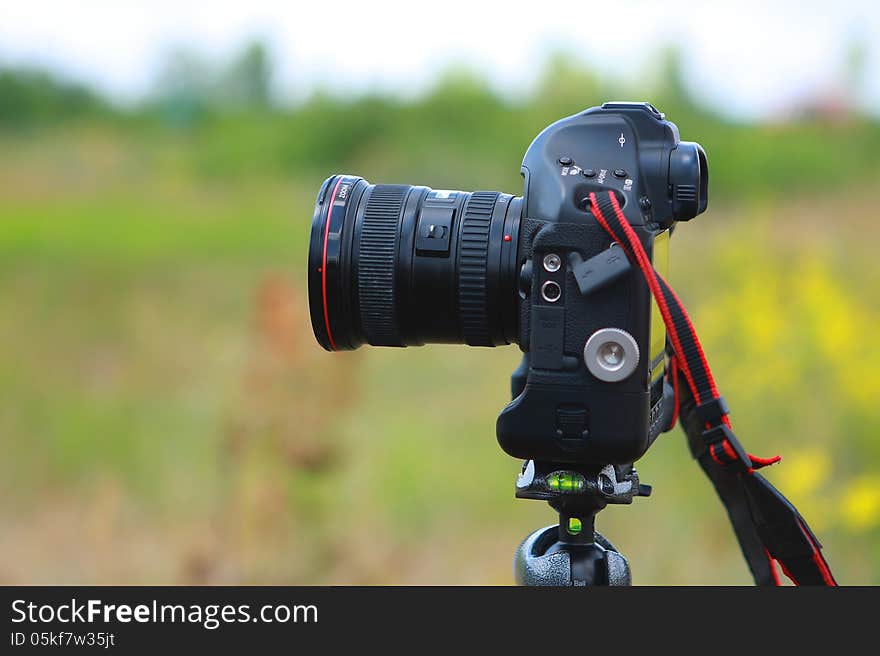 Canon camera on a tripod for shooting nature in daylight