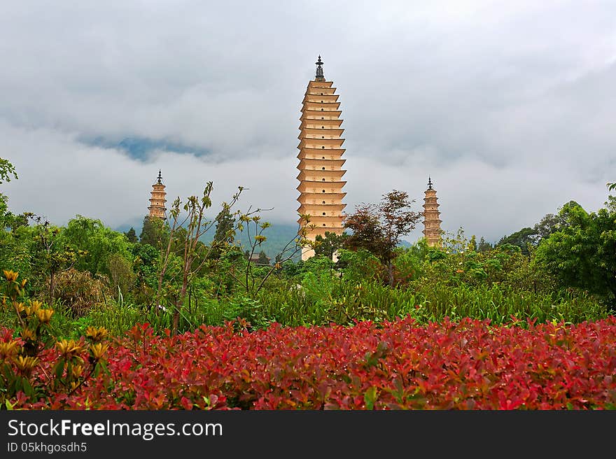 The three towers at the foot of the cang mountain