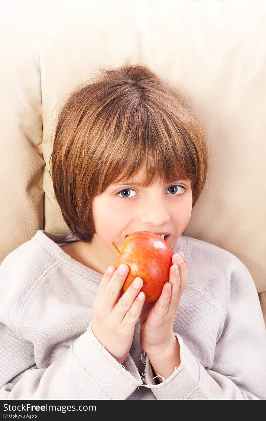 child eating apple-happy kid