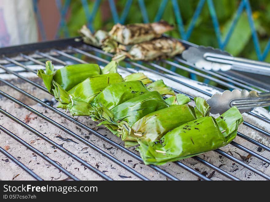 The roasted sticky rice with coconut milk and taro wrapped by banana leaf