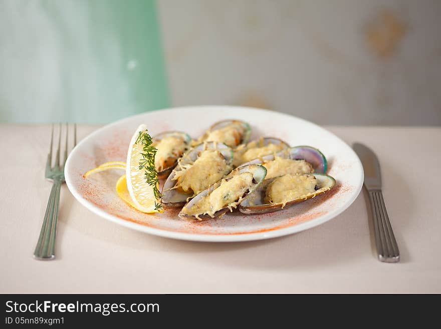 Mussels baked with cheese