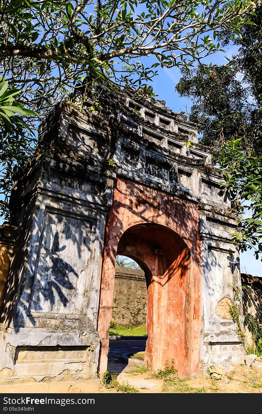 Located in front of the Throne Palace and facing the Flag Tower, Noon Gate is the main entrance to the Imperial City. Noon Gate is a huge construction, U-shaped and consisting of two parts: below is a foundation made of brick, Thanh and Quang stone, above is a pavilion made of wood and roofed with tiles. Located in front of the Throne Palace and facing the Flag Tower, Noon Gate is the main entrance to the Imperial City. Noon Gate is a huge construction, U-shaped and consisting of two parts: below is a foundation made of brick, Thanh and Quang stone, above is a pavilion made of wood and roofed with tiles.