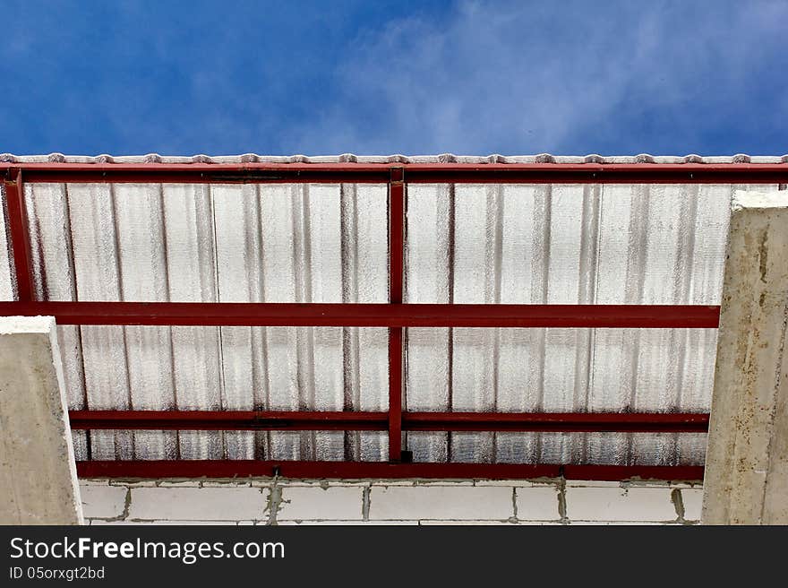 Steel roof sheet lined with heat. The thatch roof and a popular plant.