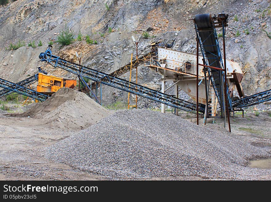 Equipment for the operation of quarries,for crushing,grinding and transport. Equipment for the operation of quarries,for crushing,grinding and transport