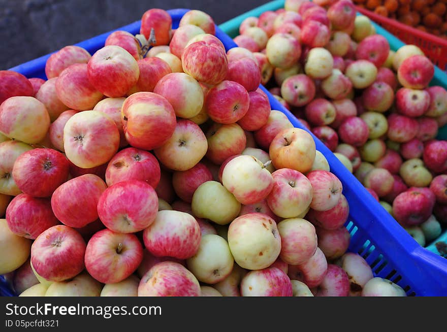 Ladakh apples were sold along the street in summer.