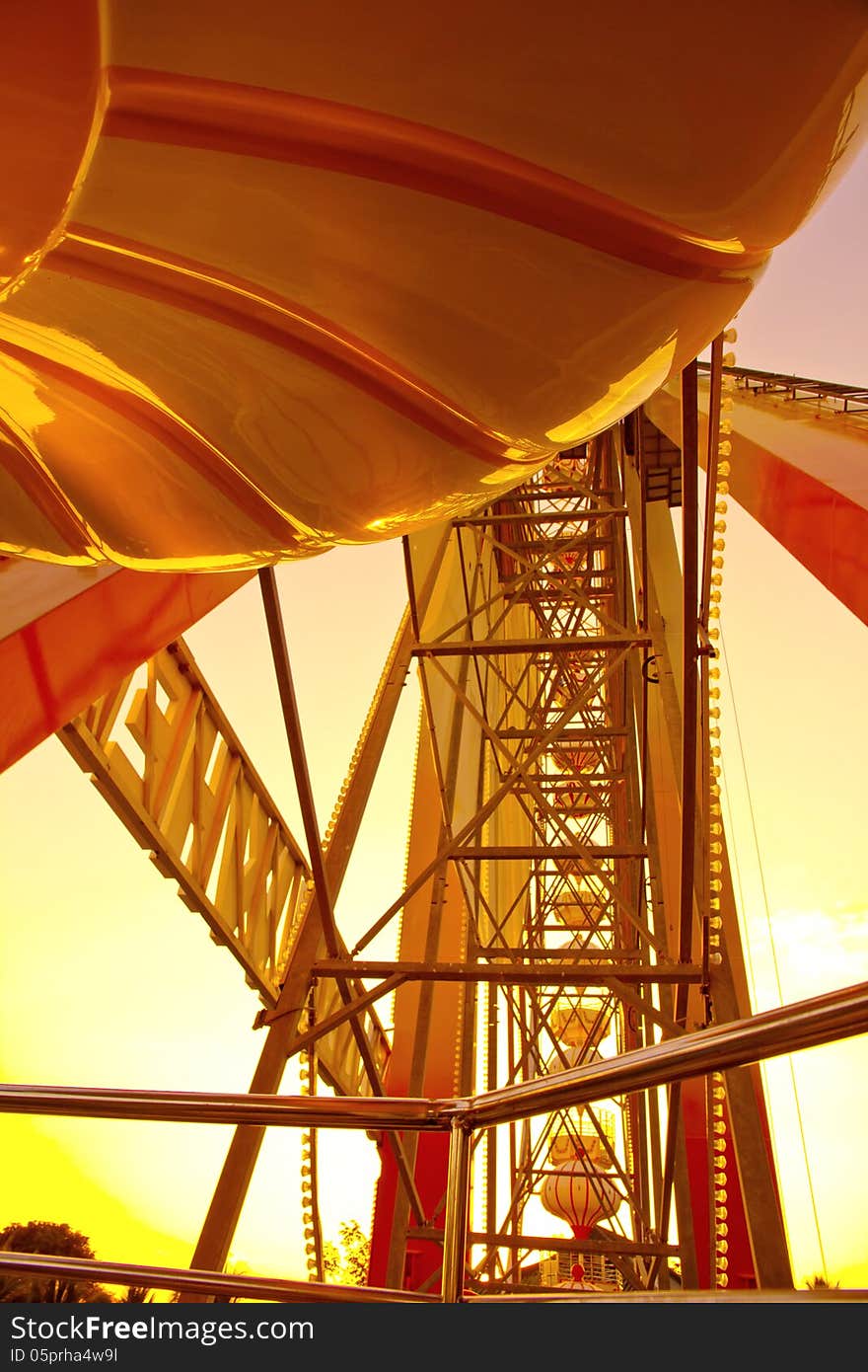 Image of ferris wheel at sunrise