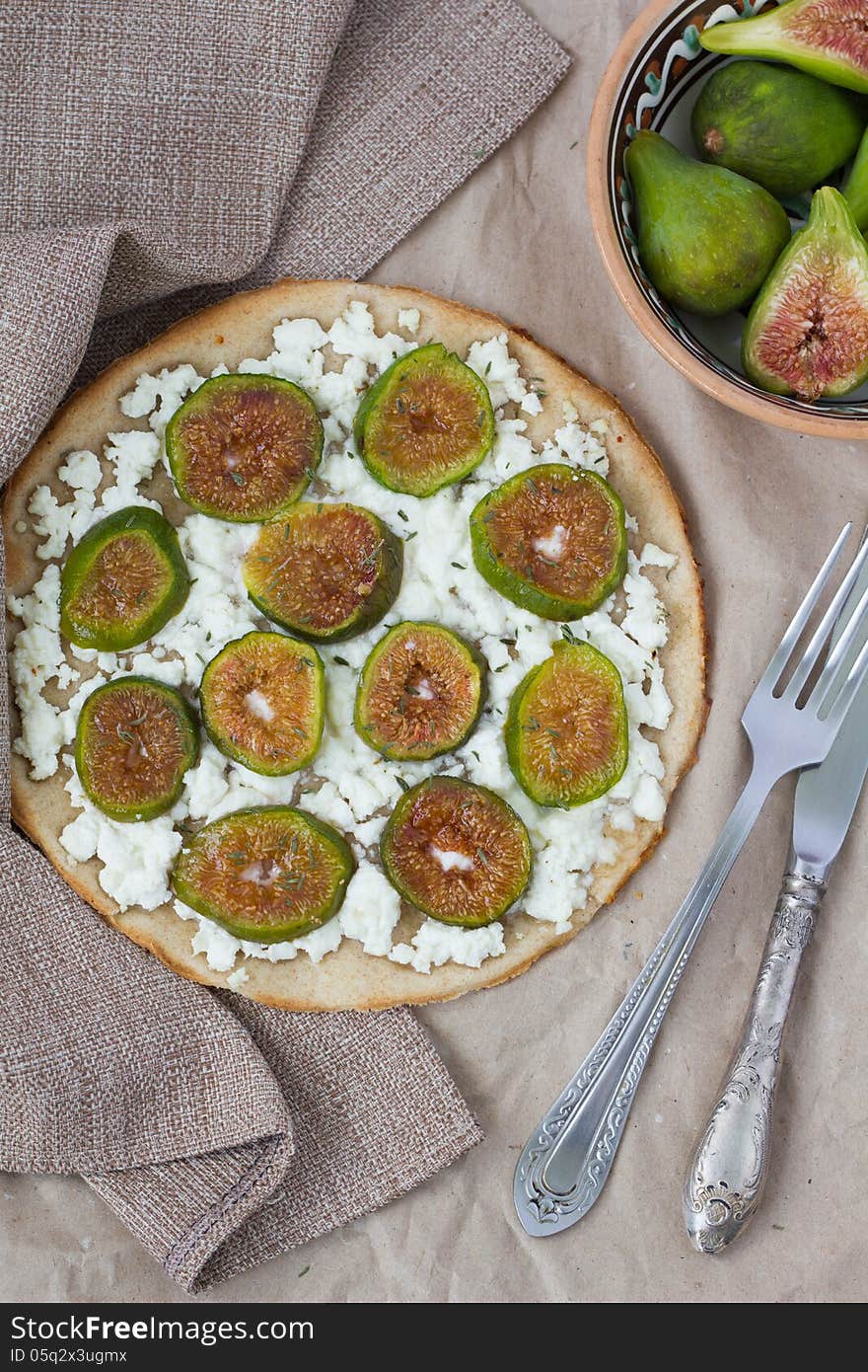 Pizza with figs and ricotta