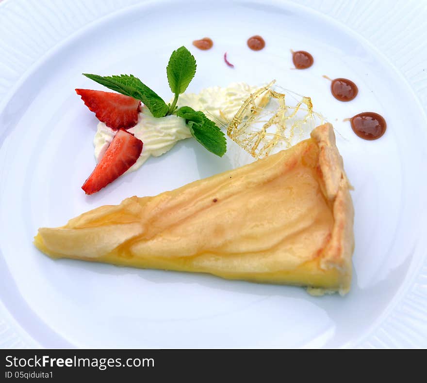 Apple pie with strawberries and mint