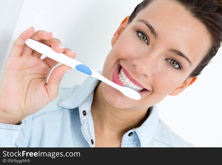 Young woman picking his teeth