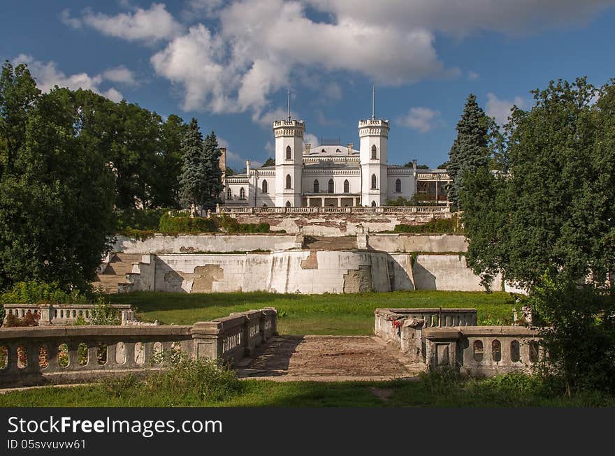 Sharovsky park - an architectural complex, founded in the early XIX century landowner Ol'hovski. At the end of the XIX century, a wealthy sugar purchased by Leopold Koenig.