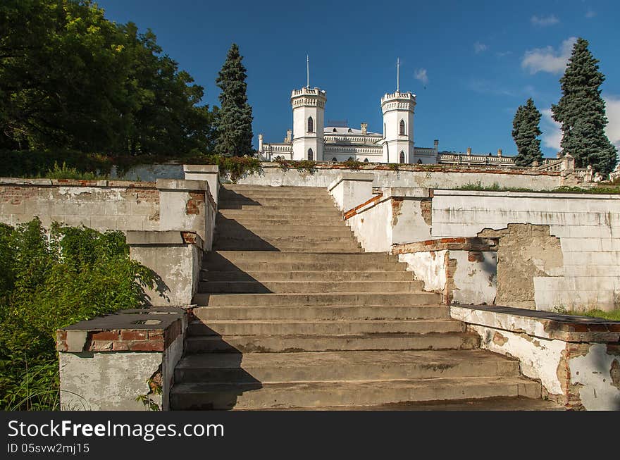 Sharovsky park - an architectural complex, founded in the early XIX century landowner Ol'hovski. At the end of the XIX century, a wealthy sugar purchased by Leopold Koenig.