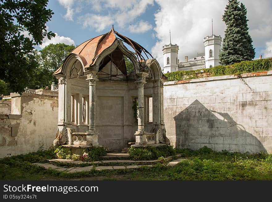 Sharovsky park - an architectural complex, founded in the early XIX century landowner Ol'hovski. At the end of the XIX century, a wealthy sugar purchased by Leopold Koenig.