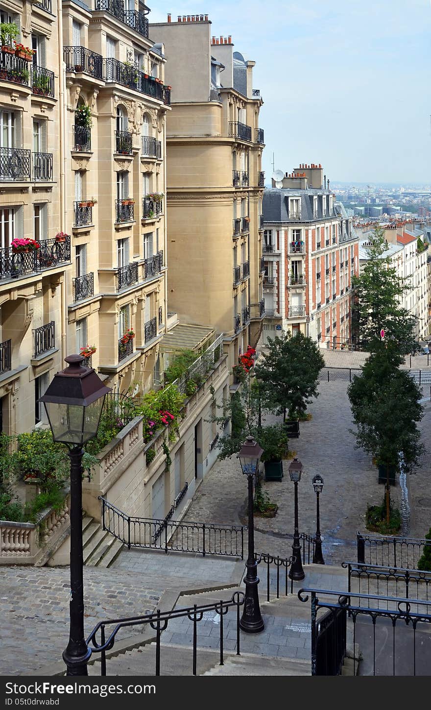 The Beautiful Buildings & Apartments of Monmatre, Paris France.