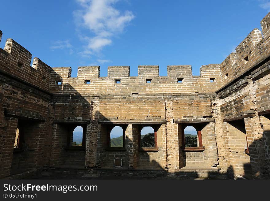 Jinshanling Great Wall is located in chengde city, hebei province LuanPingXian territory, and neighbouring Beijing miyun county, 130 kilometers away from downtown Beijing. System of the Ming dynasty patriotic general qi jiguang served as the town of thistle company commanders officer (1567-1586) during the period of construction, the Great Wall is the essence of the area, known as the Great Wall, golden hill country, the barrier wall, brick and block Ma Shi is quiet the jinshanling Great Wall, known as the photographers paradise reputation. Jinshanling Great Wall is a national key cultural relics protection units, state-level scenic spots, national 4 a level scenic spots, and included in the world cultural heritage list.