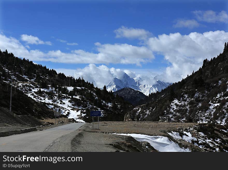 However lake scenery in Tibet