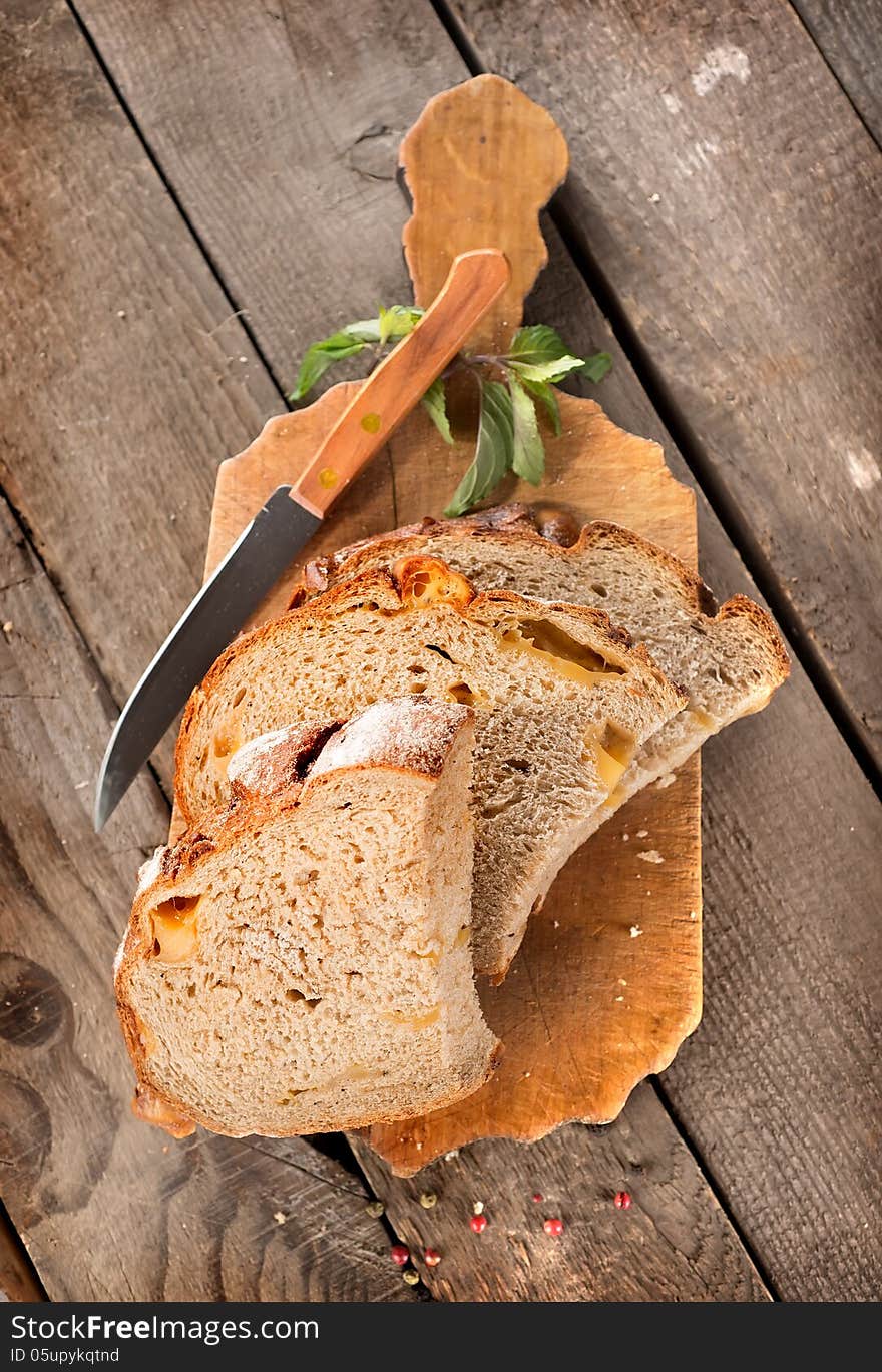 Bread with knife on a cutting board