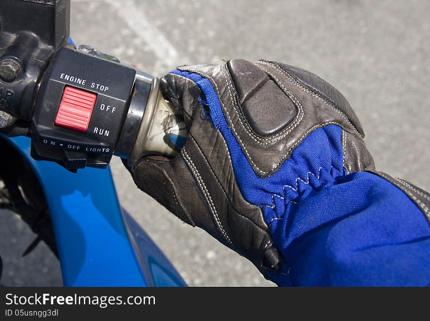 Right hand in glove to handle the gas in motorcycles. Right hand in glove to handle the gas in motorcycles