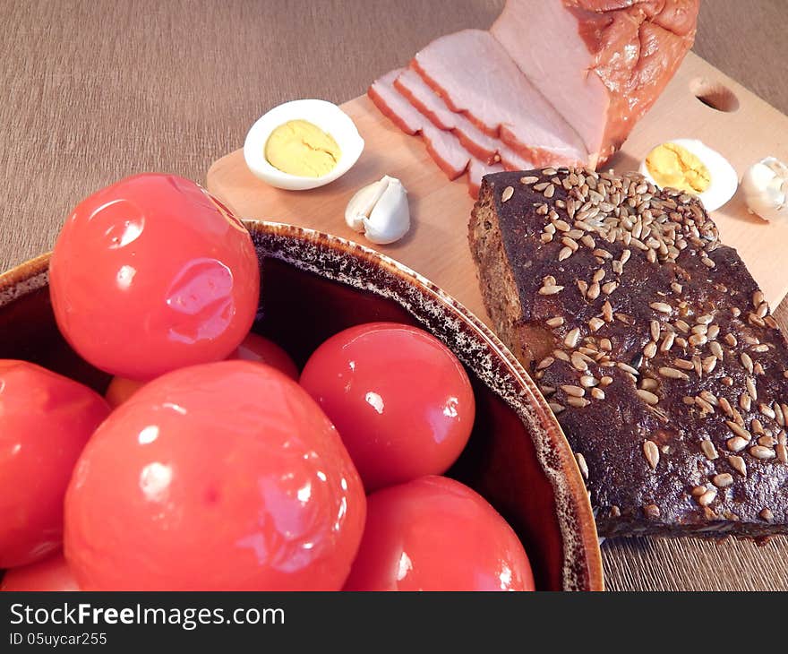 Salmon pork, black beans and bread with marinated tomatoes