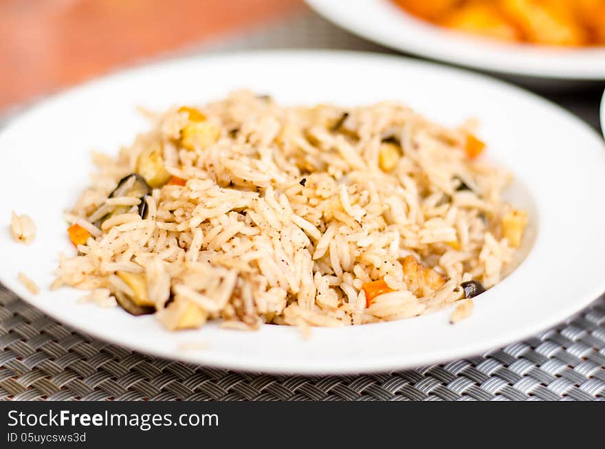 Steamed long rice with cinnamon and eggplants