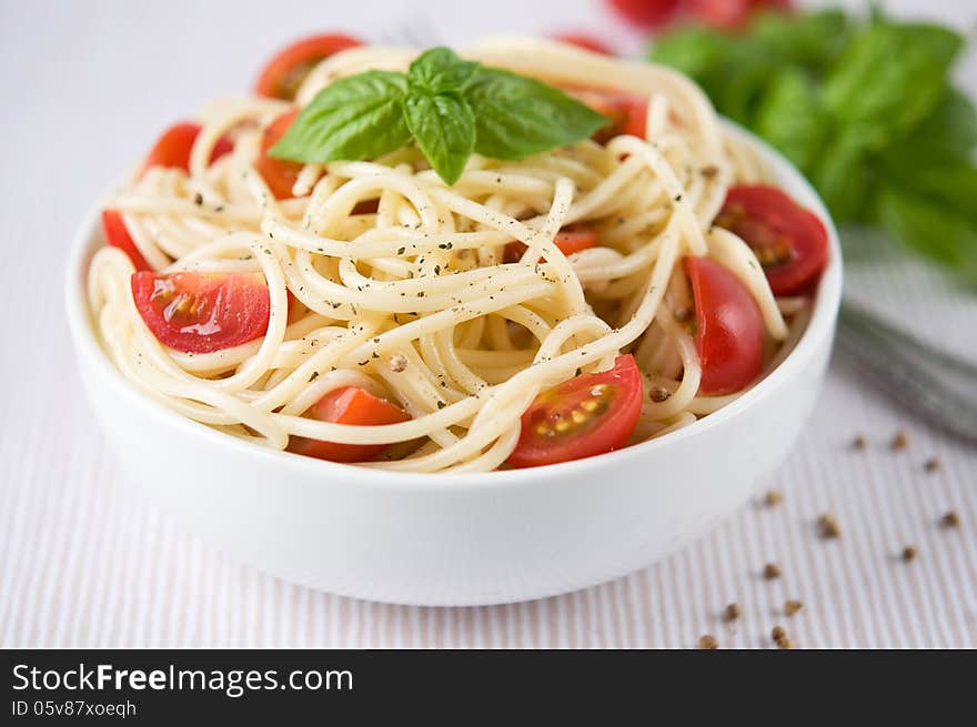 Pasta with tomatoes and basil