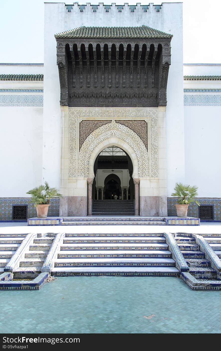 The mosque was founded in 1926 as a token of gratitude, after World War I, to the Muslim tirailleurs from France's Colonial Empire, of whom some 100,000 died fighting against Germany. The Mosque was built following the mudÃ©jar style, and its minaret is 33 meters high. The mosque was founded in 1926 as a token of gratitude, after World War I, to the Muslim tirailleurs from France's Colonial Empire, of whom some 100,000 died fighting against Germany. The Mosque was built following the mudÃ©jar style, and its minaret is 33 meters high.